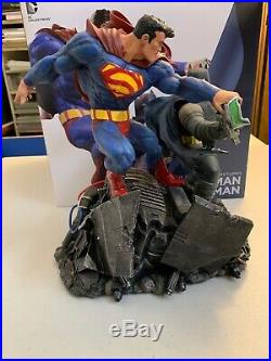 DC Collectibles The Dark Knight Returns Superman Batman Statue Frank Miller