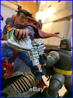 DC Collectibles The Dark Knight Returns Superman Batman Statue Frank Miller