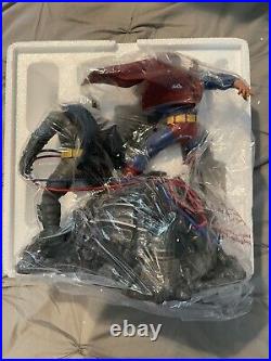 DC Collectibles The Dark Knight Returns Superman vs. Batman Statue