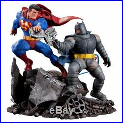 DC Collectibles The Dark Knight Returns Superman vs. Batman Statue Damaged Box