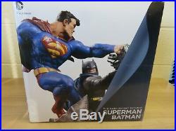 DC Collectibles The Dark Knight Returns Superman vs. Batman Statue Damaged Box