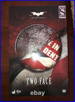 Hot Toys MMS546 Batman The Dark Knight Two-Face (Harvey Dent) 12 Collectible