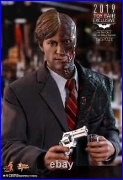 Hot Toys MMS546 Batman The Dark Knight Two-Face (Harvey Dent) 12 Collectible