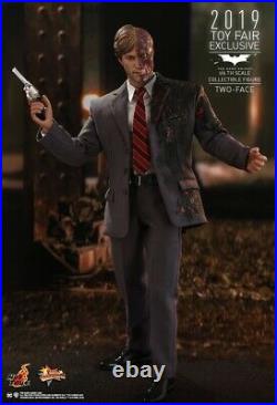 Hot Toys MMS546 Batman The Dark Knight Two-Face (Harvey Dent) 12 Collectible