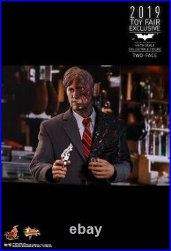 Hot Toys MMS546 Batman The Dark Knight Two-Face (Harvey Dent) 12 Collectible