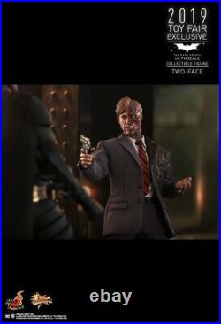Hot Toys MMS546 Batman The Dark Knight Two-Face (Harvey Dent) 12 Collectible