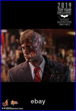 Hot Toys MMS546 Batman The Dark Knight Two-Face (Harvey Dent) 12 Collectible