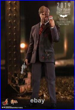 Hot Toys MMS546 Batman The Dark Knight Two-Face (Harvey Dent) 12 Collectible