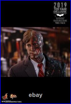 Hot Toys MMS546 Batman The Dark Knight Two-Face (Harvey Dent) 12 Collectible