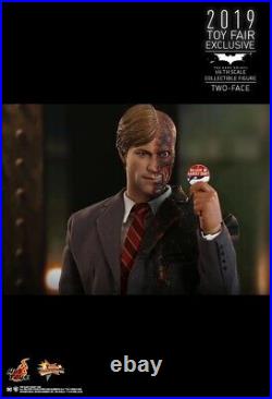 Hot Toys MMS546 Batman The Dark Knight Two-Face (Harvey Dent) 12 Collectible