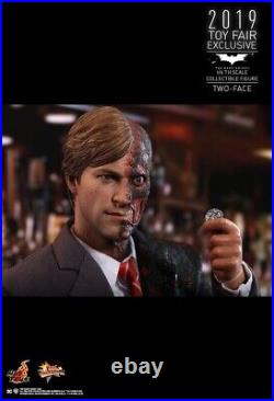 Hot Toys MMS546 Batman The Dark Knight Two-Face (Harvey Dent) 12 Collectible