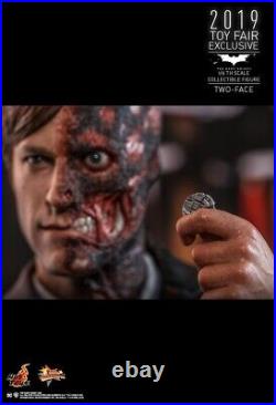 Hot Toys MMS546 Batman The Dark Knight Two-Face (Harvey Dent) 12 Collectible