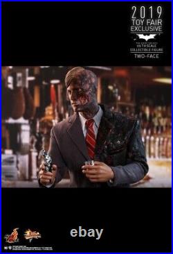 Hot Toys MMS546 Batman The Dark Knight Two-Face (Harvey Dent) 12 Collectible