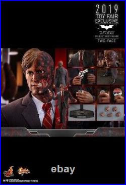 Hot Toys MMS546 Batman The Dark Knight Two-Face (Harvey Dent) 12 Collectible