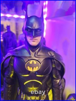 Hot Toys MMS712 DC The Flash (2023) Batman Modern Suit 1/6 Scale Figure