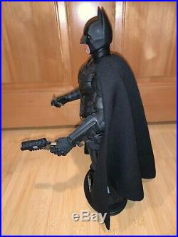 Hot Toys MMS71 The Dark Knight Batman Collectible Figure