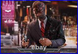 Hot Toys The Dark Knight Two Face 1/6 Scale Collectible Action Figure MMS546 NEW