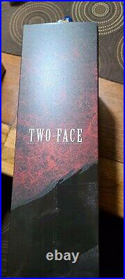 Hot Toys The Dark Knight Two Face 1/6th Scale Collectible Figure