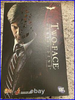Hot Toys The Dark Knight Two Face 1/6th Scale Collectible Figure MMS-81