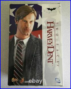 Hot Toys Two Face Harvey Dent The Dark Knight 1/6 sideshow Collectible Figure