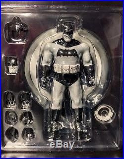 Mezco One12 ToyFair TF Exclusive TDKR B&W Batman The Dark Knight Returns ES 100