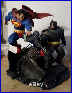 Superman Vs Batman Statue The Dark Knight Returns Cracked Foot DC Comics