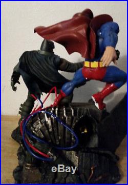 Superman Vs Batman Statue The Dark Knight Returns Cracked Foot DC Comics