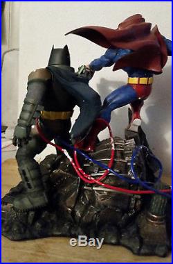 Superman Vs Batman Statue The Dark Knight Returns Cracked Foot DC Comics