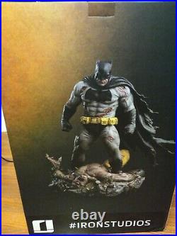 The Dark Knight Returns Diorama Batman Statue By Iron Studios